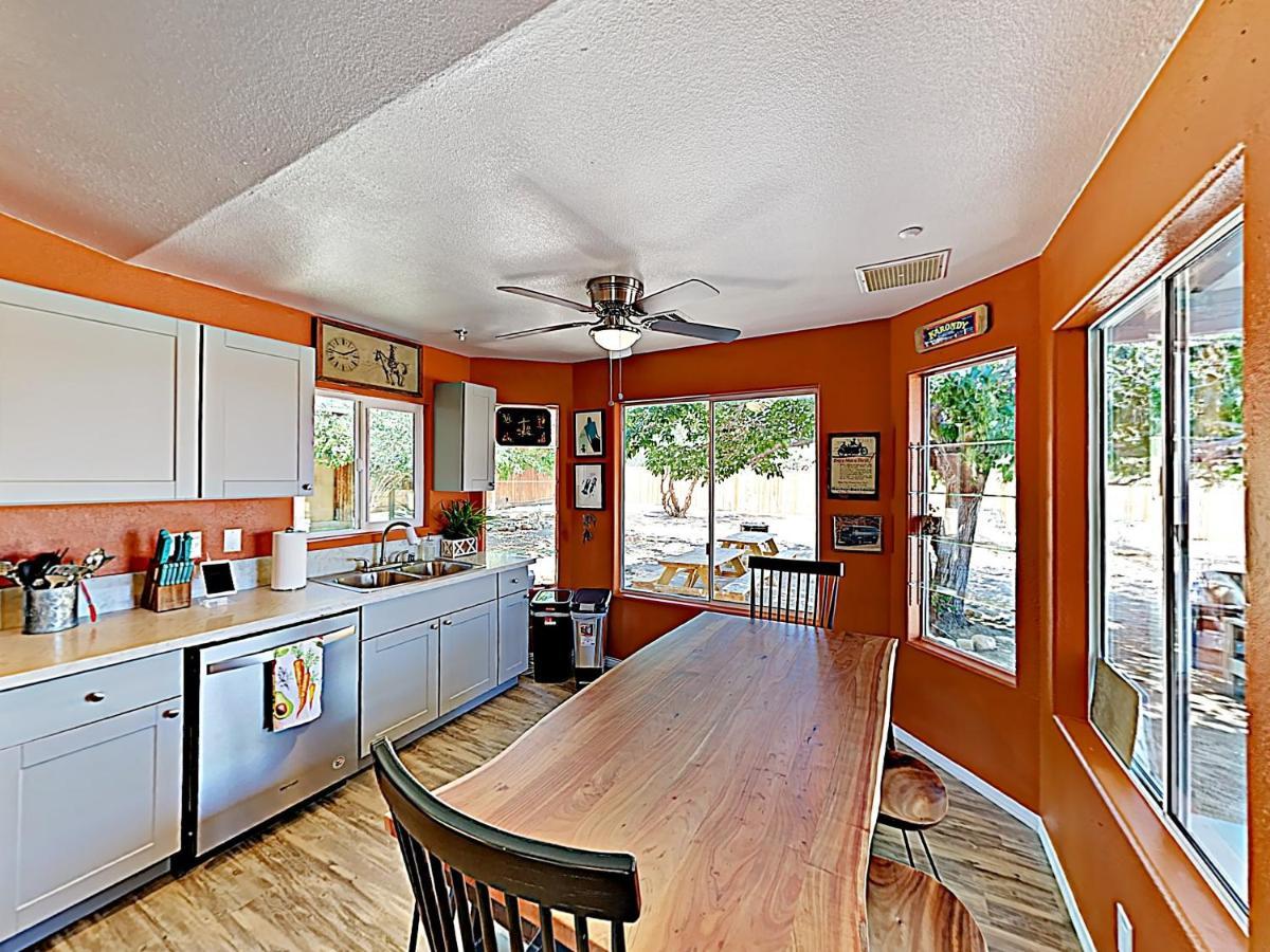 Rawhide Ranch - Walk To Pappy And Harriet'S With Hot Tub! Home ยุคคาแวลลีย์ ภายนอก รูปภาพ